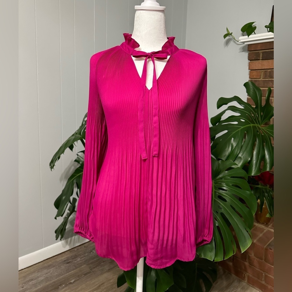 🛍️ Melissa Paige beautiful pleated blouse excellent condition.